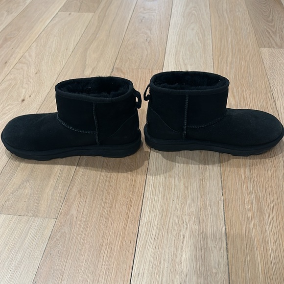 Girls Ultra Uggs - black - size 4 - Picture 2 of 6